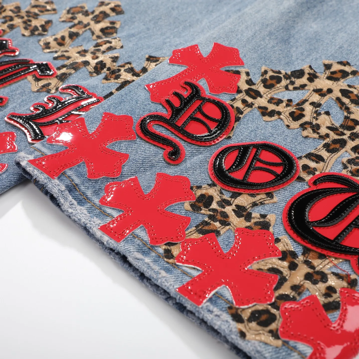 P280 Chrome Hearts blue denim with red black panther pattern multi-leather jeans. CH jeans need to be washed and then disassembled and hand-stitched with sheepskin cross leather and then spliced ​​to complete. The whole piece has too many craftsmanship to explain. The patchwork cross pattern is embellished, and the high-waisted washed jeans! ! Absolutely high-end luxury products, god-level single products and super popular products, made with top heavy industry, a must-see magic weapon. Customized hardware. The fabric is thick and soft after washing. It has good breathability. Customized small leather label. Unique design. The details are simple and elegant, and the workmanship is exquisite. The entire trousers are neatly routed and the details are in place! It’s so cool that both men and women can easily control the genderless trend! Color: Blue Size: 28 30 32 34 36